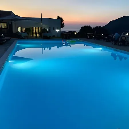 Con Piscina- La Fattoria كاستيلساردو